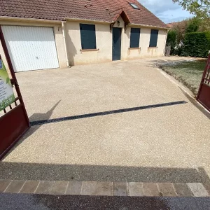 Cour en béton désactivé (45 La-Scelle-sur-le-Bied)